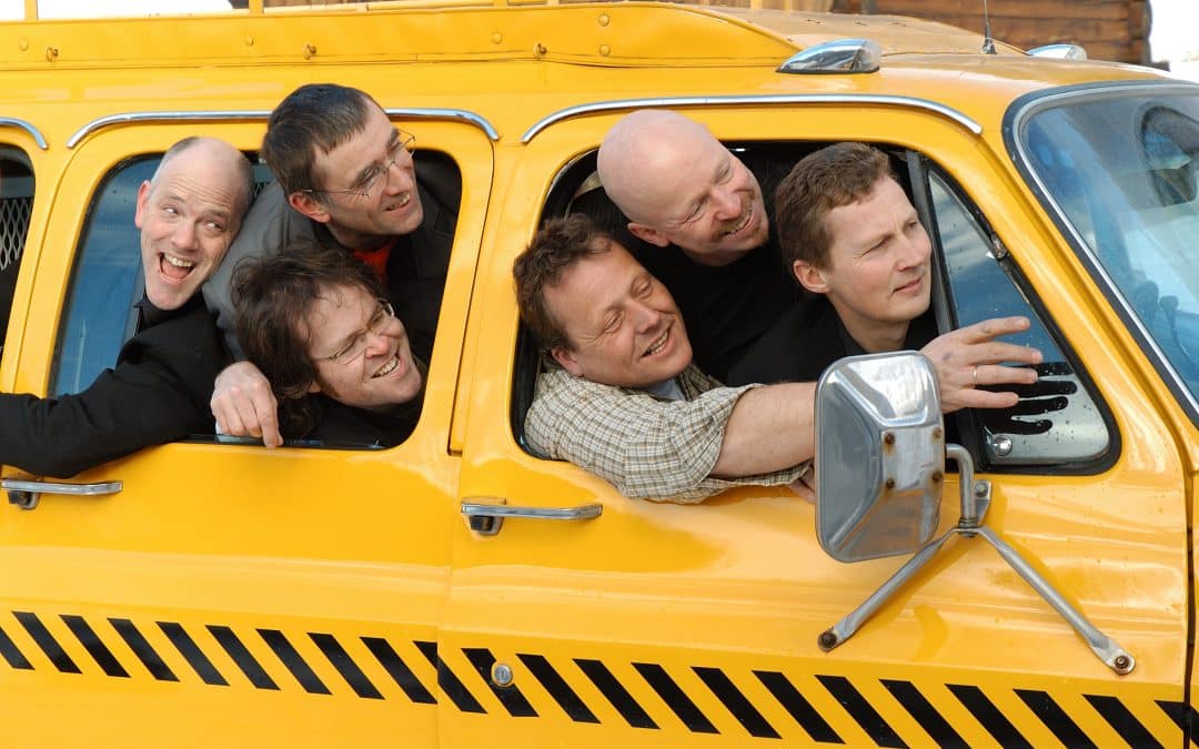 Bandet E-76 sitter i gul bil
