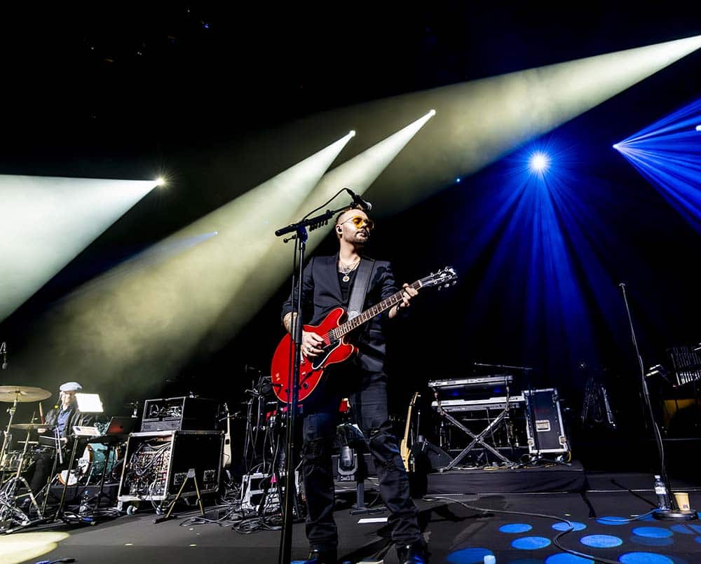 Haavard på scenen med gitar.